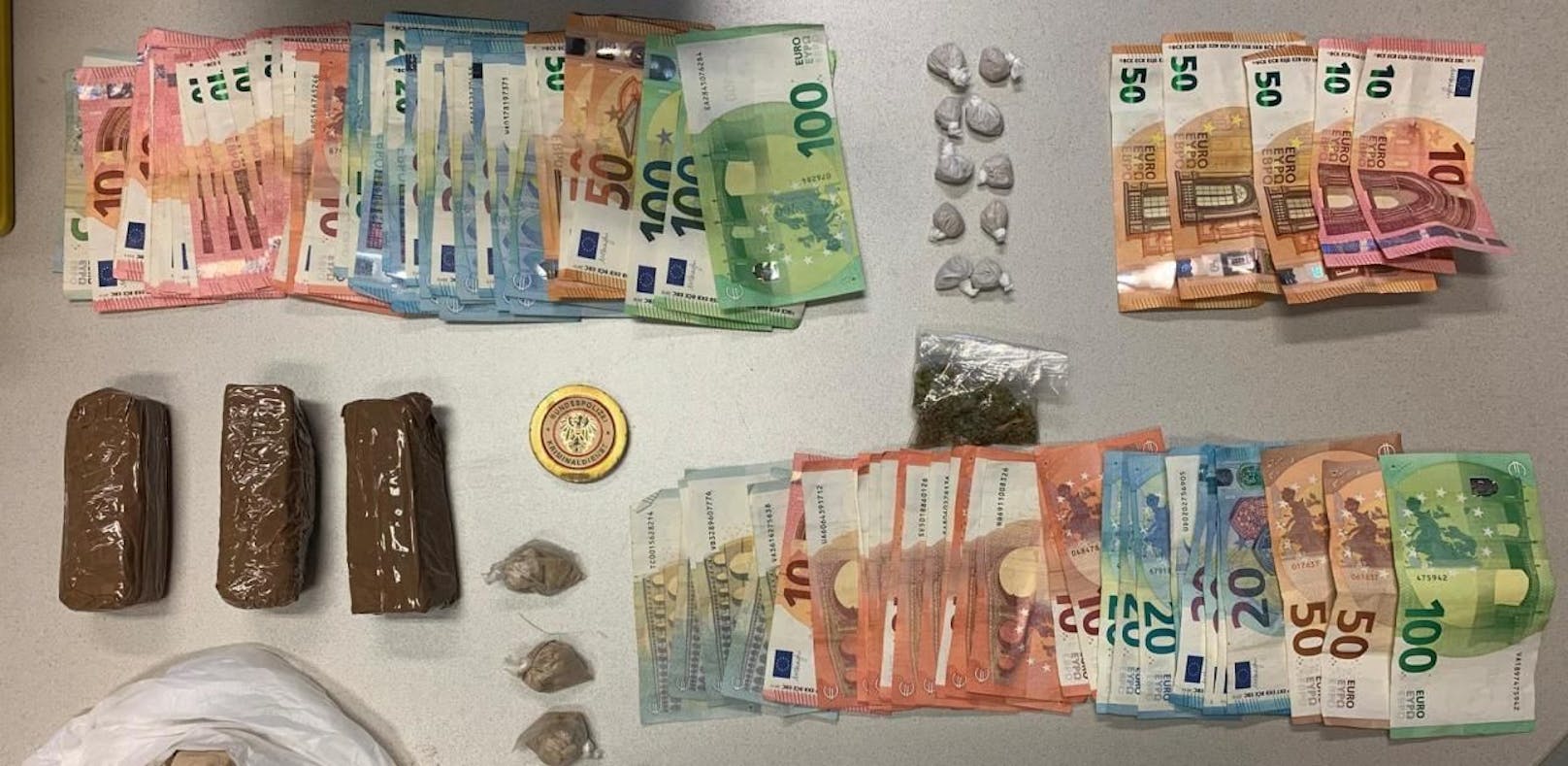 Den Ermittlern des Landeskriminalamts gelang es, insgesamt 13 Personen festzunehmen, 587,5 Gramm Heroin, 18,4 Gramm Kokain, 13 Stück Substitol, 11,7 Gramm Marihuana sowie 2.035 Euro sicherzustellen.
