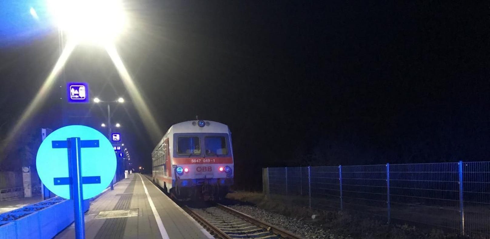 Von Zug gestreift: Fußgänger schwer verletzt