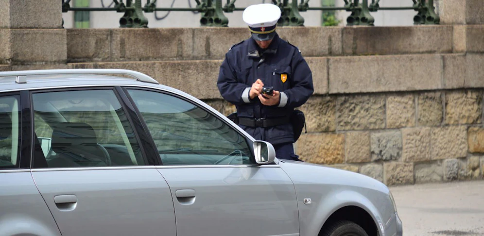 Der Parksheriff wurde angehustet und bespuckt.