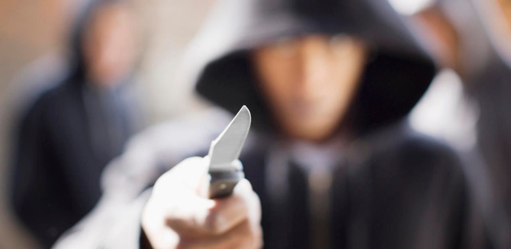 Zwei Linzer sollen Samstagabend auf der Linzer Landstraße von zwei Unbekannten überfallen worden sein. Einer der Männer bedrohte sie mit dem Messer. Symbolbild.