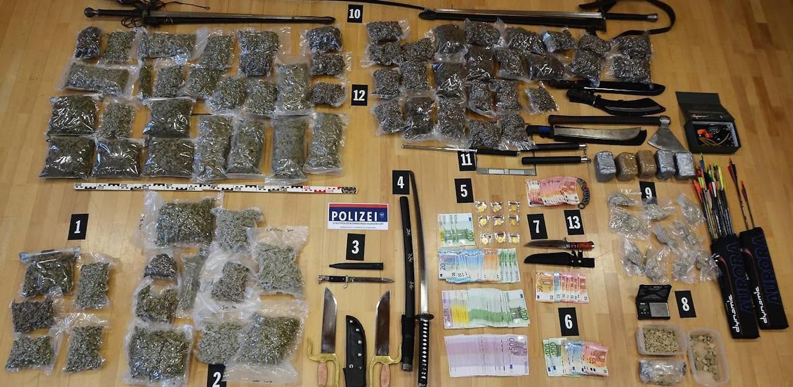 Drogen, Waffen und Bargeld konnten sichergestellt werden - ein voller erfolg für die Polizei.