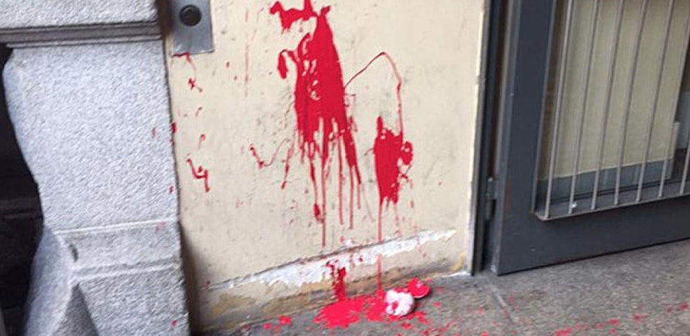 Vermummte warfen bei der Demo gegen den Rechten-Kongress Farbbeutel.