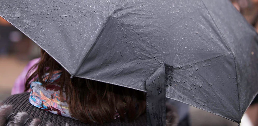 Den Regenschirm sollte man am Wochenende bereithalten.