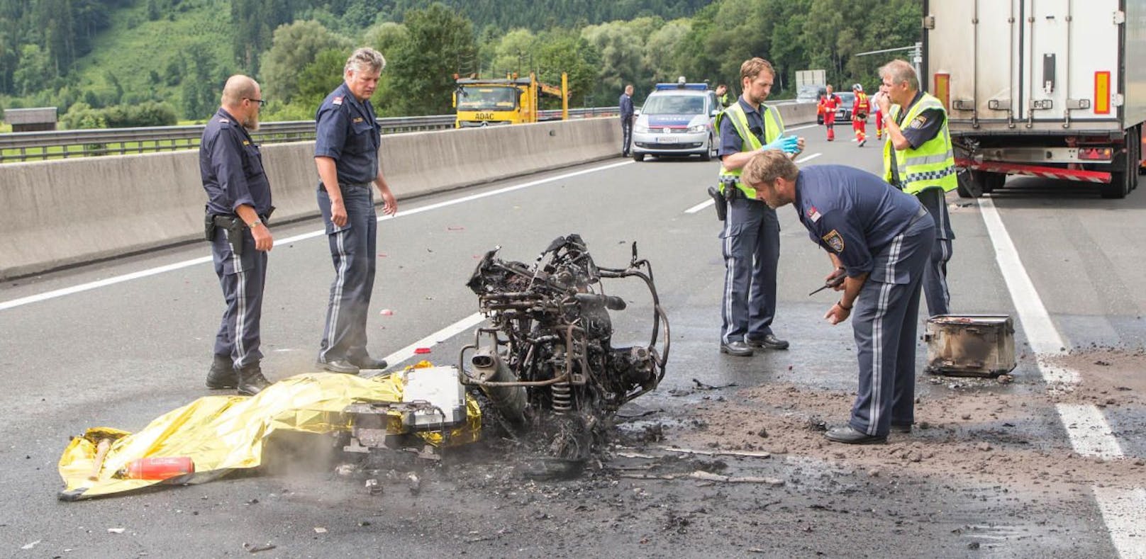 Auf der Westautobahn (A1) in Salzburg hat sich am Donnerstag vor dem Grenzübergang Walserberg ein tödlicher Verkehrsunfall ereignet.