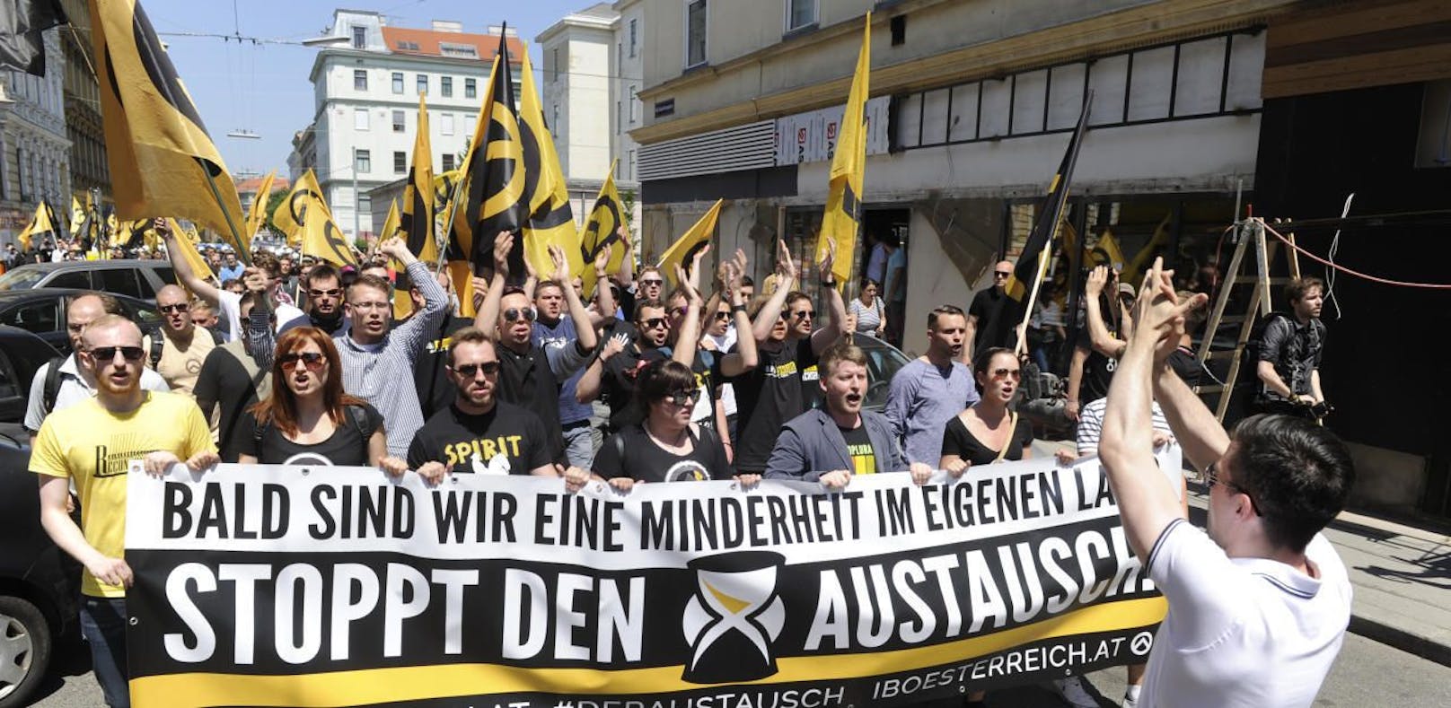 Ein Aufmarsch der rechtsextremen &quot;Identitären&quot; in Wien im Jahre 2015.