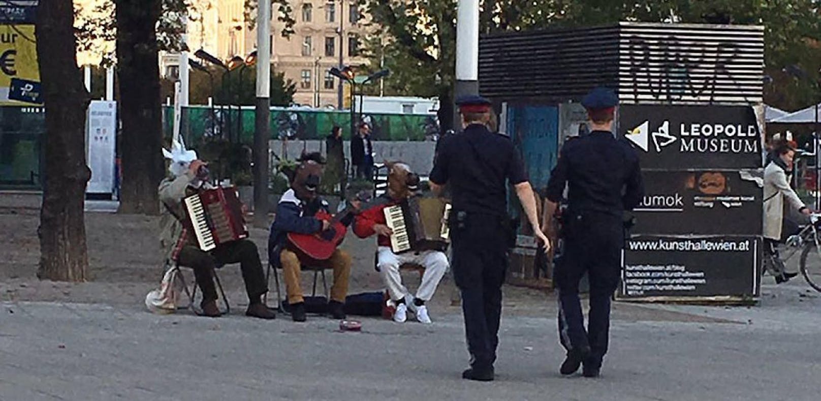 Die Polizisten sollen die Musiker nur auf das Verhüllungsverbot hingewiesen haben.