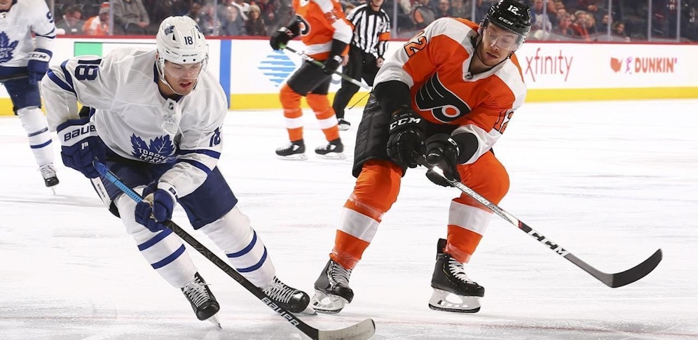 Michael Raffl im Zweikampf mit Toronto-Crack Andreas Johnsson. Wenig später schied der Österreicher verletzt aus.