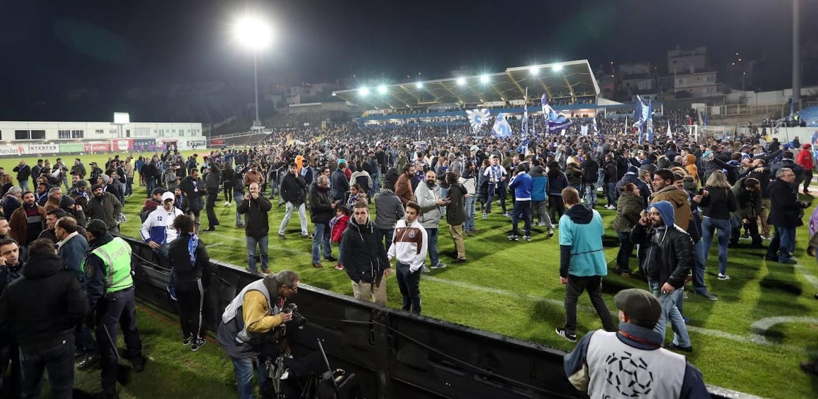 Tribüne kaputt! Porto-Fans müssen Rasen stürmen