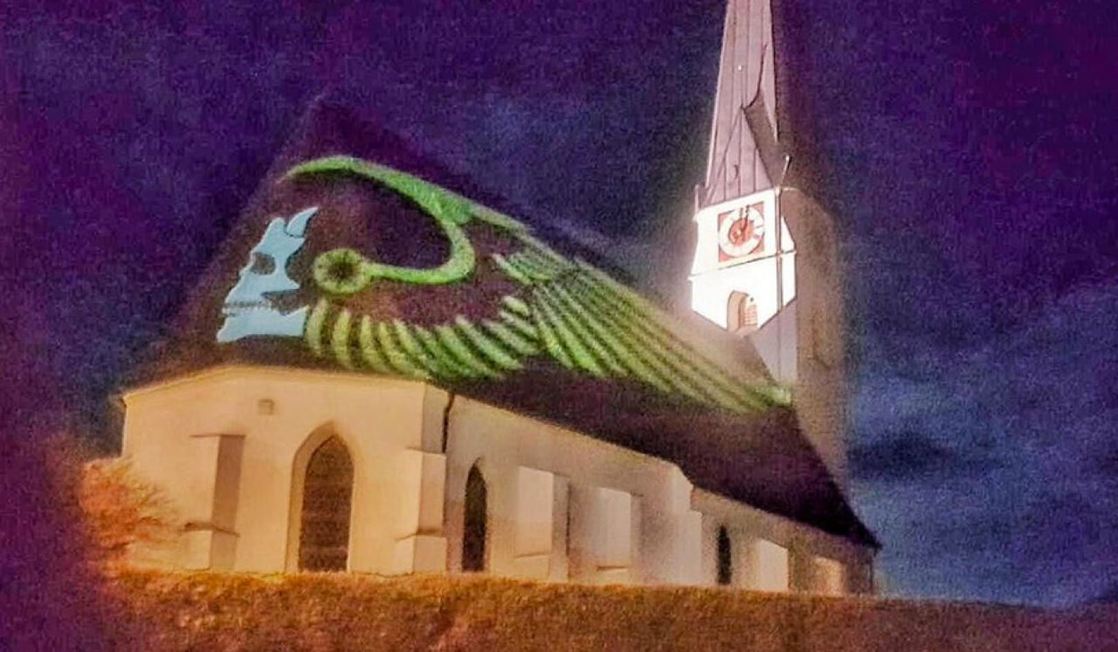 Das Hells-Angels-Logo in der Silvesternacht am Dach der Pfarrkirche Pattigham.