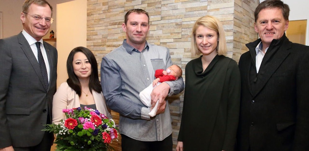v.l. LH Thomas Stelzer, Mama Sandra Yee, Papa Martin Patkan mit Emelie, LH-Stellvertreterin Christine Haberlander, Bürgermeister Friedrich Steindl  