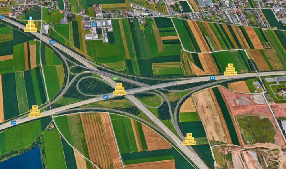 Der Autobahnknoten Graz-West. Ansicht von Osten.