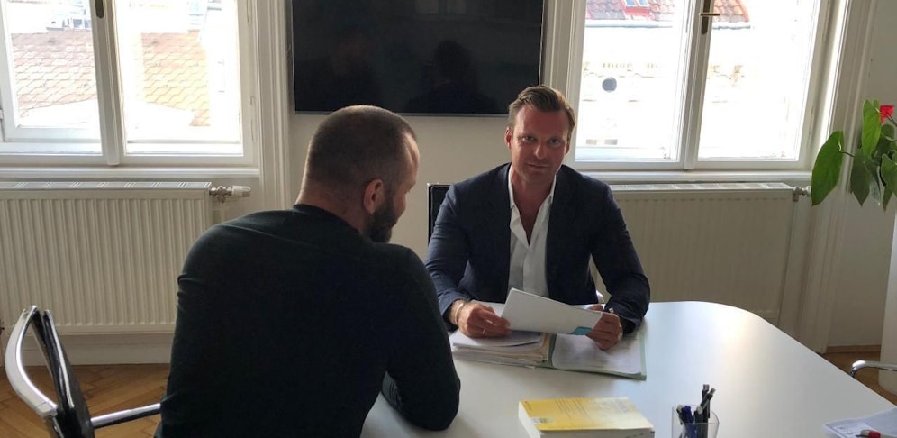 Das Opfer (links) mit seinem Anwalt (rechts).