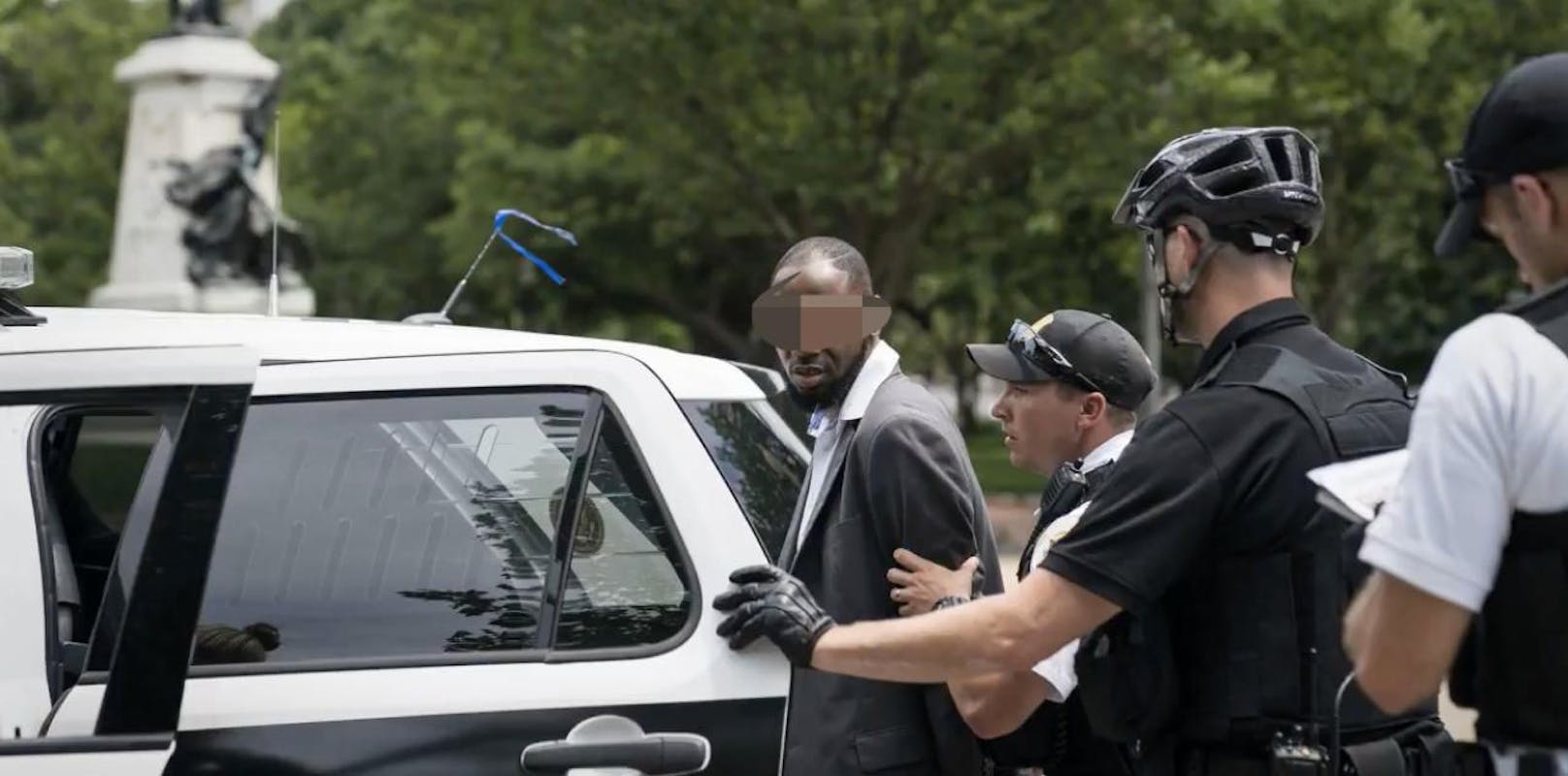 Festnahme im Weißen Haus: Martese E. (30) wird mit Handschellen abgeführt. 