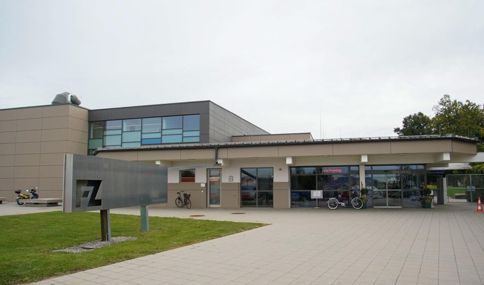 Nackt und mit erigiertem Penis schwamm der 61-Jährige laut Polizei im Braunauer Hallenbad.