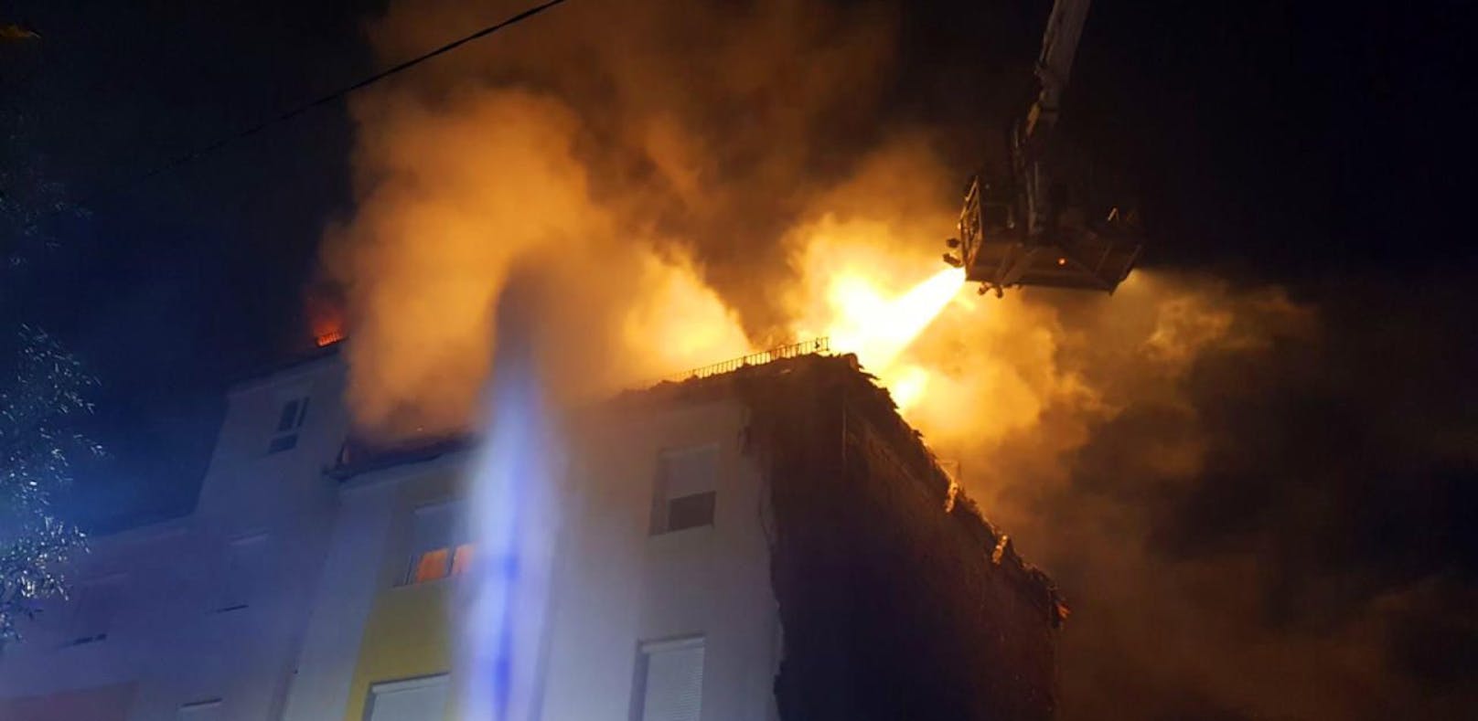 Großbrand in St. Pölten: Ein Mehrparteienhaus musste evakuiert werden. Eventuelle Brandstiftung.