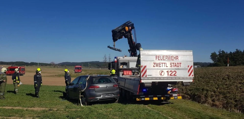Die Feuerwehr barg den Wagen aus dem Feld.