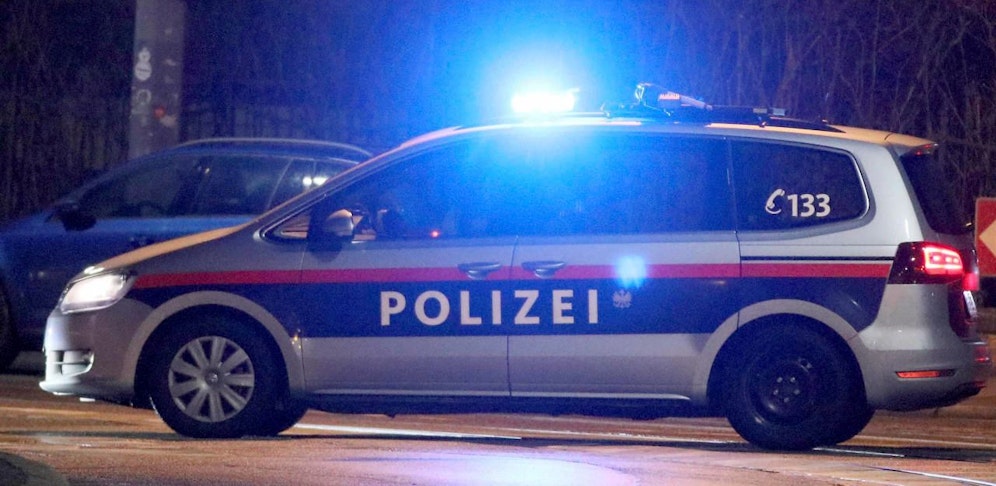 Mit einem Messer in der Hand lauerte die 17-Jährige ihrem Ex-Freund auf. Sie wurde festgenommen (Symbolbild).