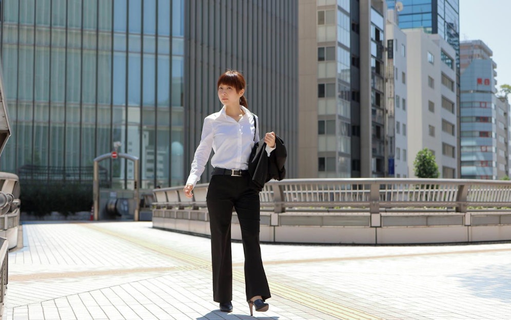 Schuhpflicht bei der Arbeit - diskriminierend und schmerzhaft