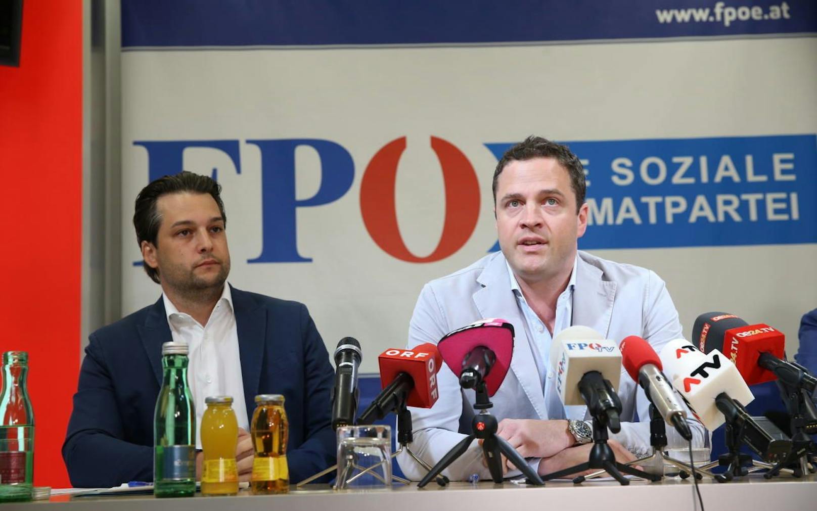 Die FPÖ Wien (Vizebürgermeister Dominik Nepp und der geschäftsführende Landesparteiobmann Johann Gudenus, v.l.n.r.) schaltet nun beim umstrittenen Immo-Deal den Stadtrechungshof ein.