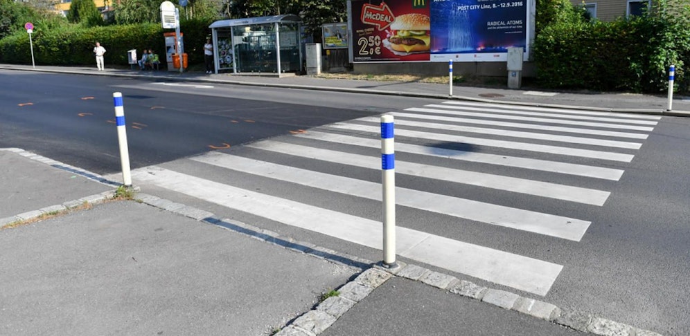 Das Mädchen wurde am Schutzweg angefahren. (Symbolfoto)