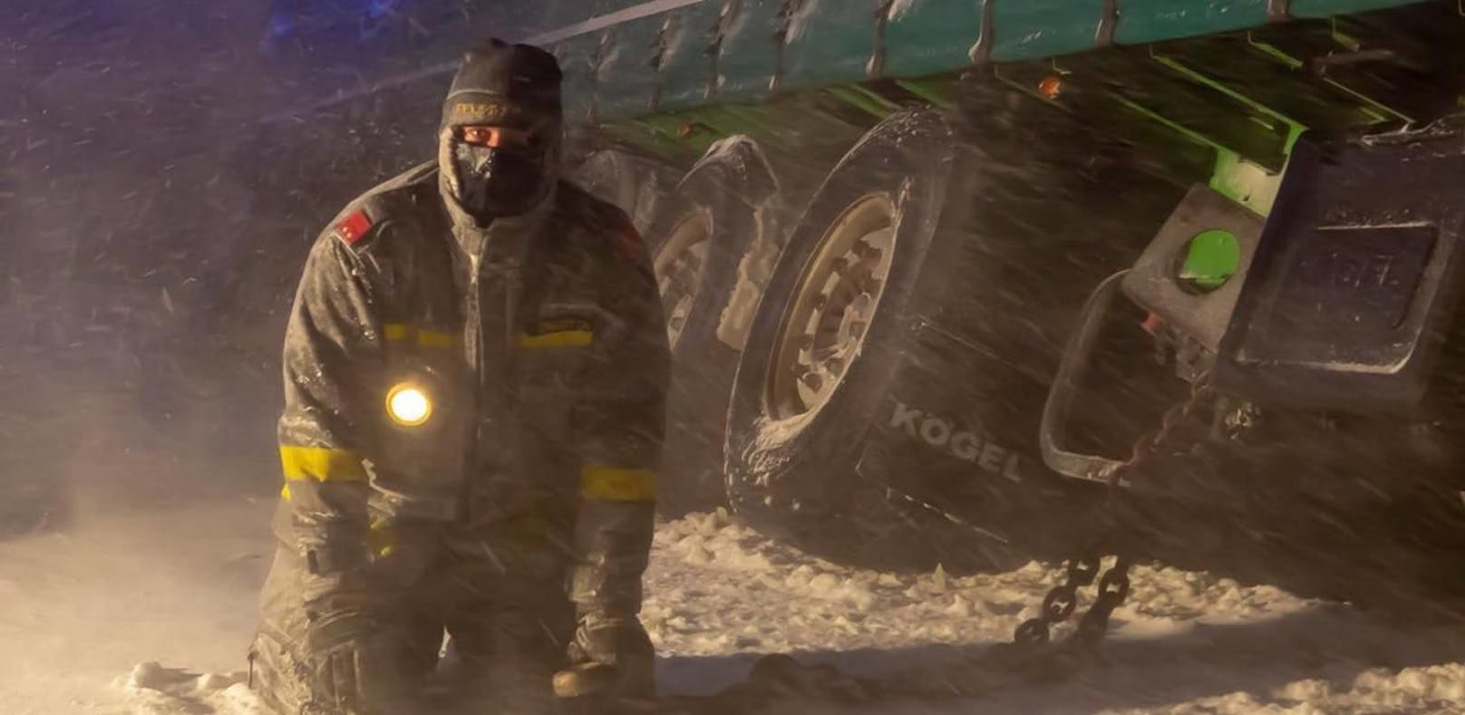 Feuerwehr barg Lkw trotz Orkanböen und Eiseskälte