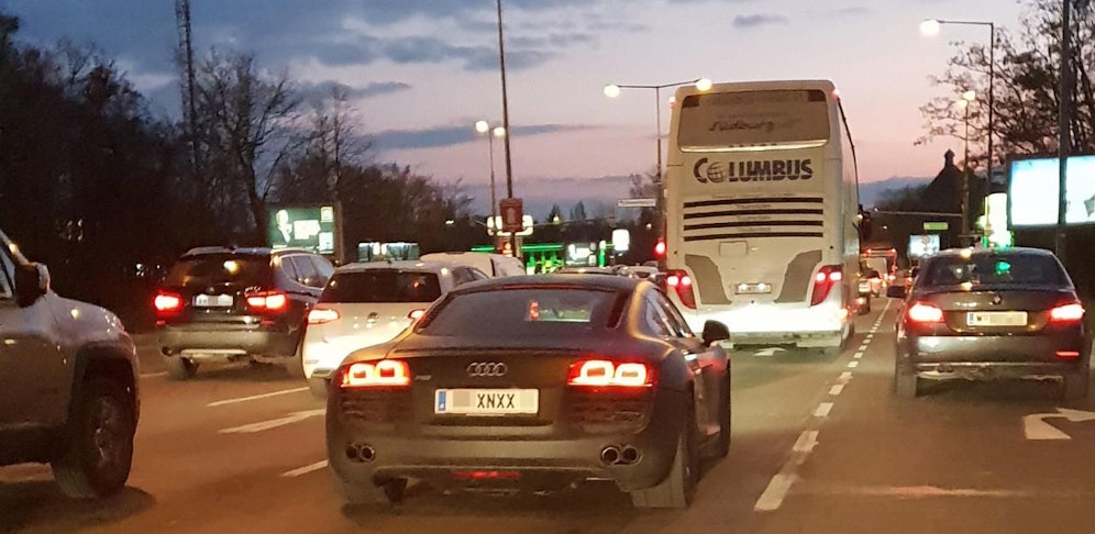 Der mattschwarze Audi R8 mit der versteckten "Botschaft" am Kennzeichen.