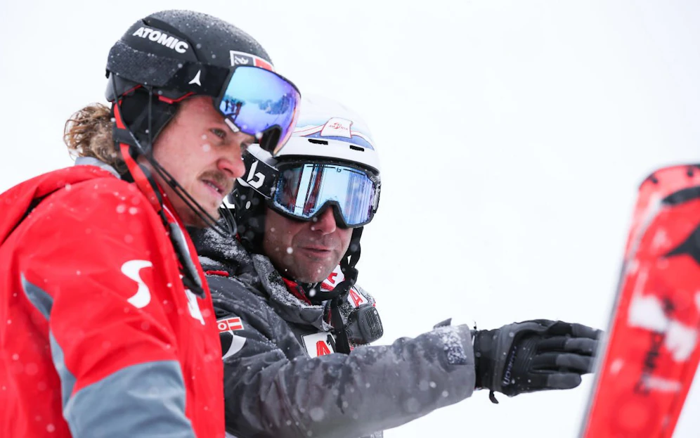 ÖSV-Slalom-Coach Marko Pfeifer und Manuel Feller. 