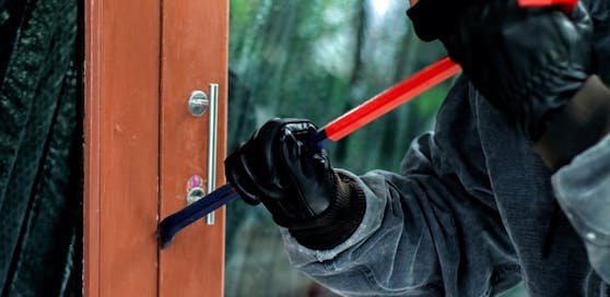 Ein 73-jähriger Pensionist ertappte einen unbekannten Mann, der über die Balkontüre versuchte, in die Wohnung zu gelangen (Symbolbild).