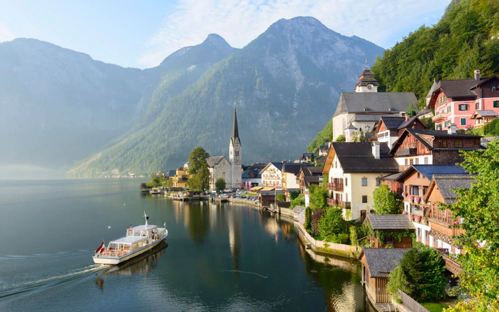 In Hallstatt stürzten die Touristen beinahe über eine steile Böschung in die Tiefe.
