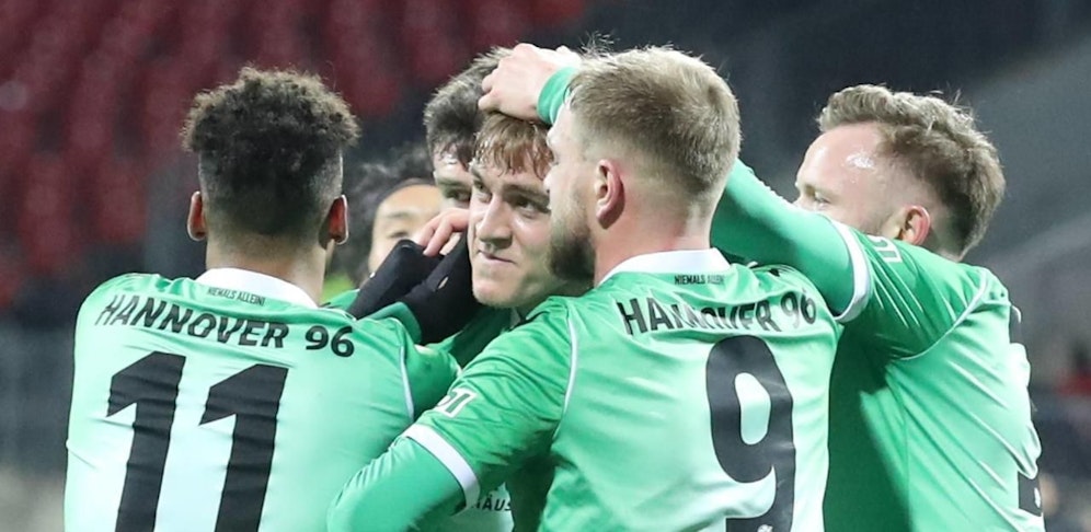 Timo Hübers mit seinen Kollegen von Hannover 96.