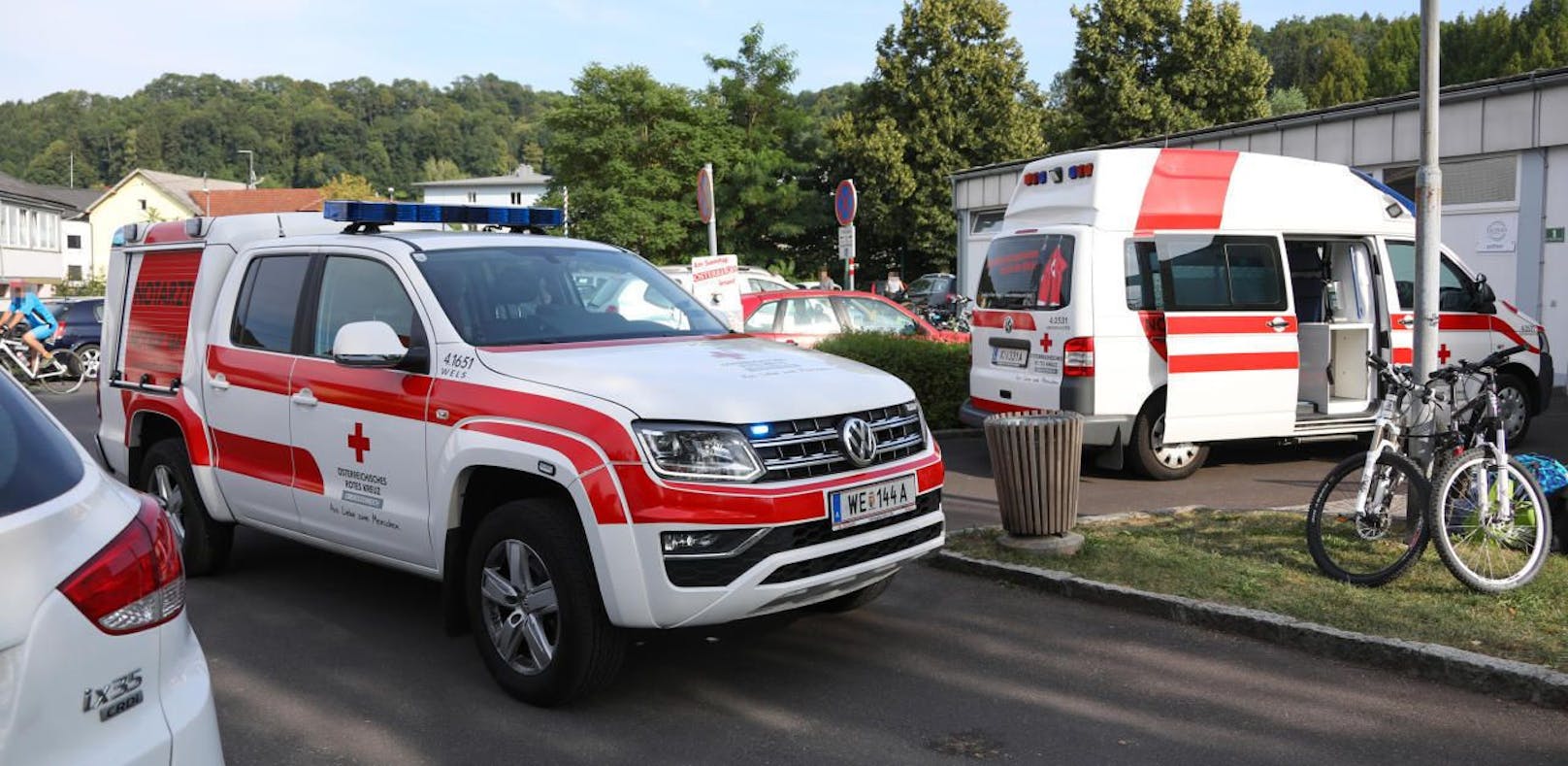 Ein 6-Jähriger musste reanimiert werden. Er wäre fast im Freibad im tiefen Becken ertrunken. 