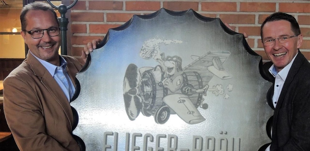 Georg Loichtl (re.) gibt das Fliegerbräu an Gerhard Groiss ab.