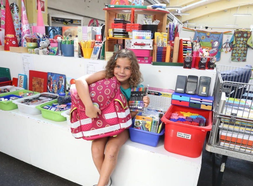 In den carlas der Caritas werden preisgünstige Schulartikel angeboten.