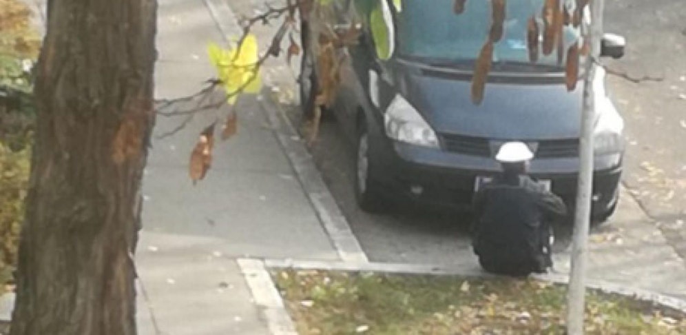 Ein Mitarbeiter der Parkraumüberwachung wurde durch einen Autofahrer am Bein verletzt (Symbolfoto).
