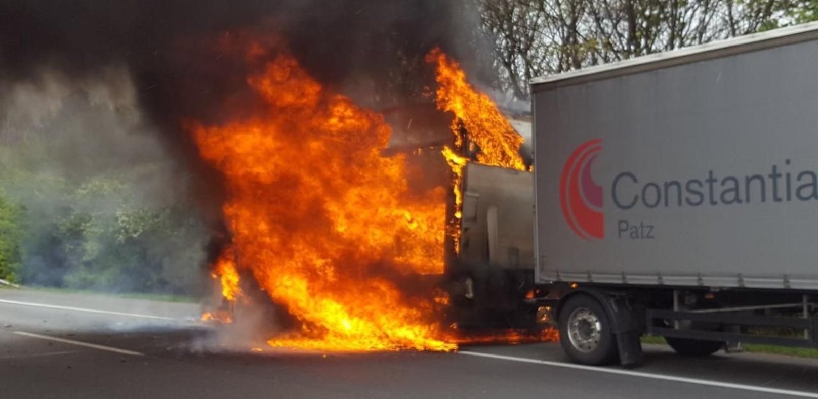 Flammen auf der A2: Fahrer rettet sich aus Lkw
