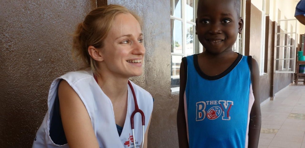 Ärztin Regina Giera (32) mit einem ihrer kleinen Patienten in Sierra Leone (Westafrika).                              