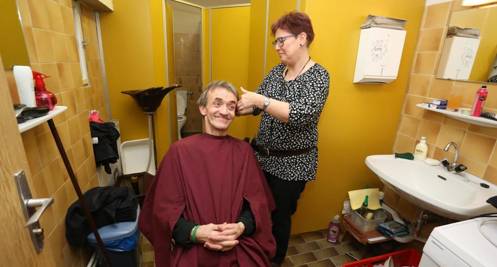 Wilhelm erhält kostenlosen Haarschnitt. 