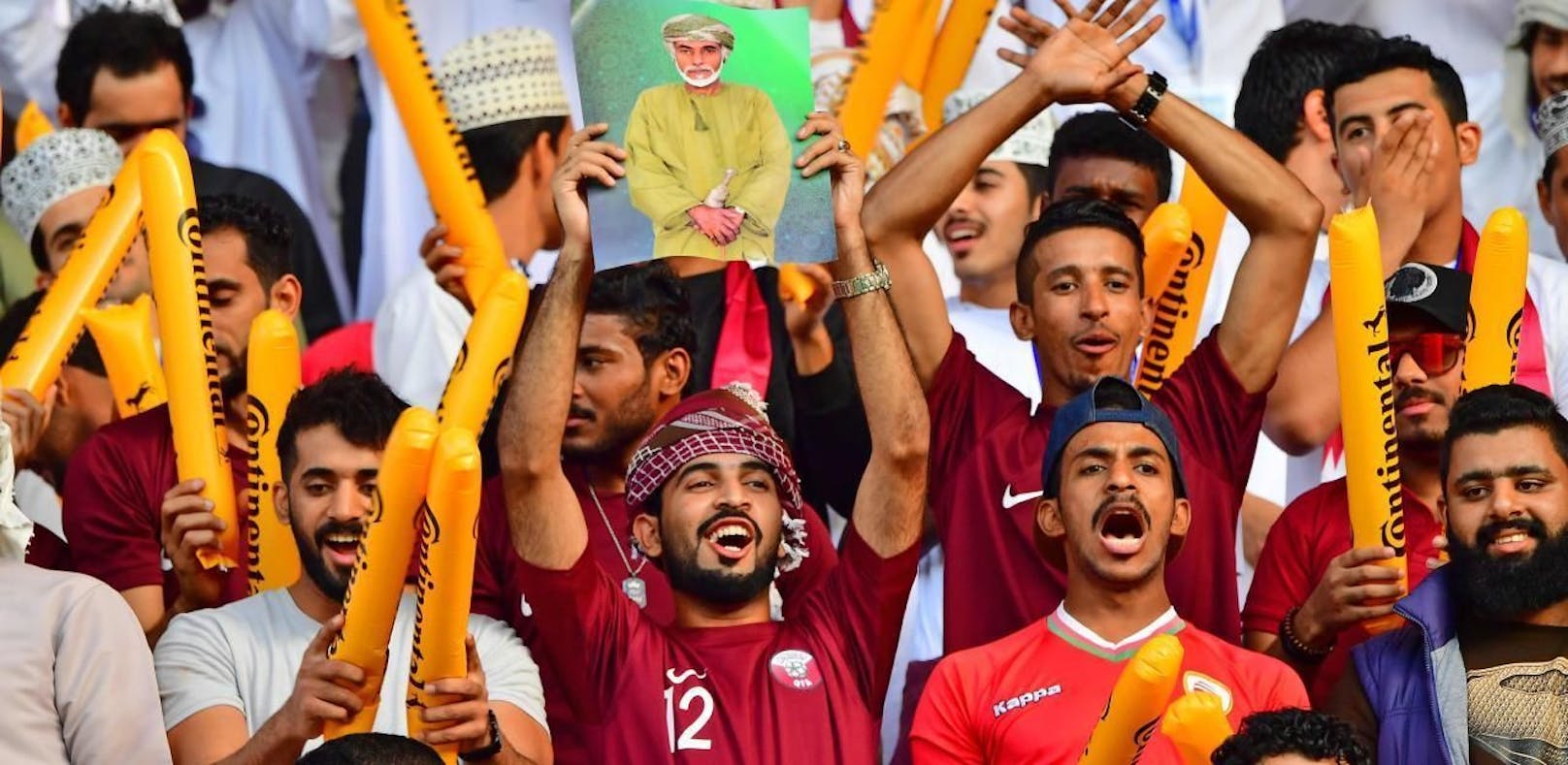 Katarische Fans während des Spiels gegen Japan beim Asien-Cup.