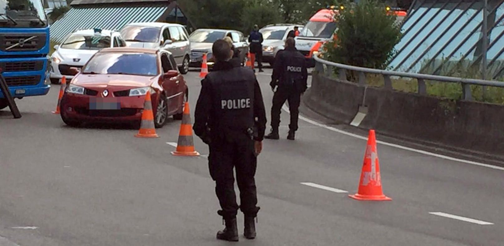 Schweizer Polizisten kontrollieren Autos.