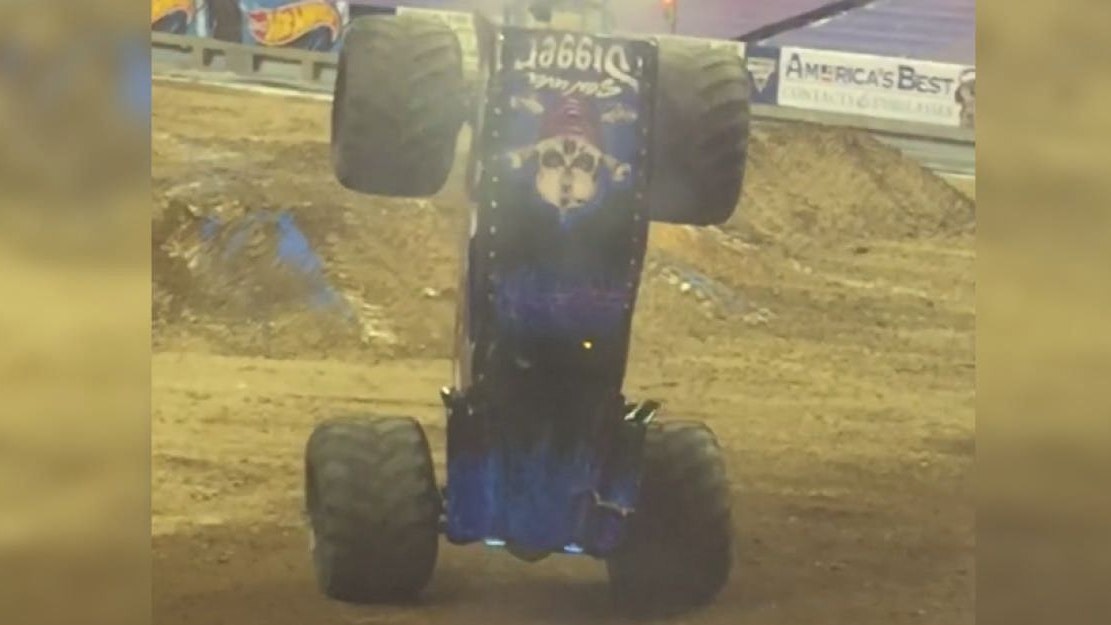 Heute.at - Drama bei Show – Arbeiter von Monster-Truck überrollt