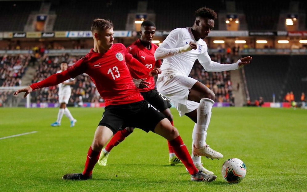 England-Star Callum Hudson-Odoi (r.) im Zweikampf mit Lukas Malicsek.