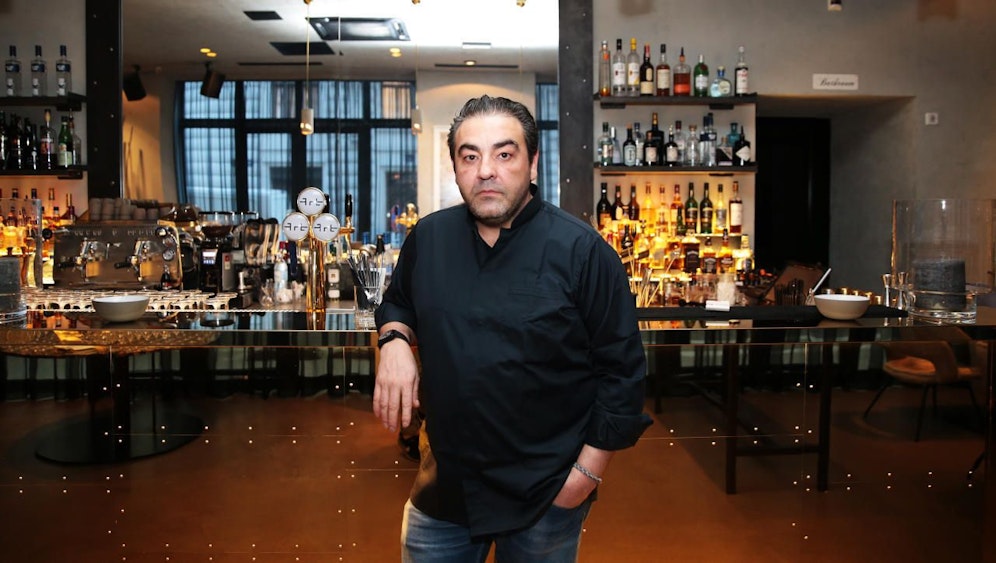 Juan Amador will, dass Gäste Handys in Ruhe lassen. 