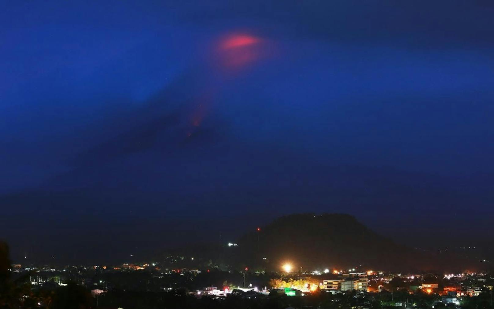 Bei Dunkelheit ist das Glühen des Vulkans zu sehen.