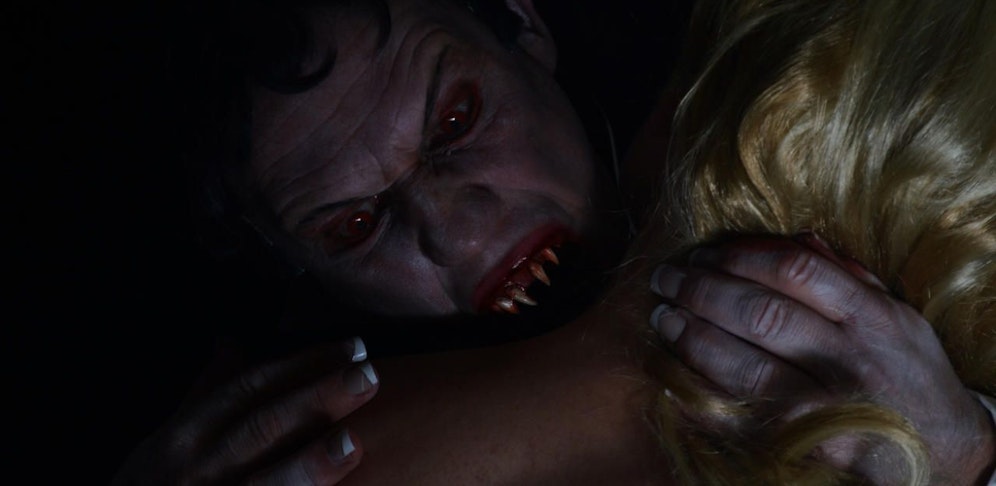 Wie ein Vampir biss der Mann dem Mädchen in den Hals (Symbolbild)