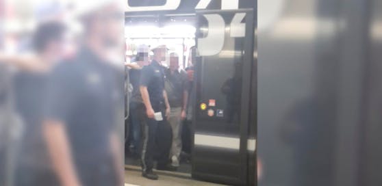 Polizeischüler durchsuchten auch am Linzer Hauptbahnhof die Straßenbahnen nach dem 79-Jährigen.