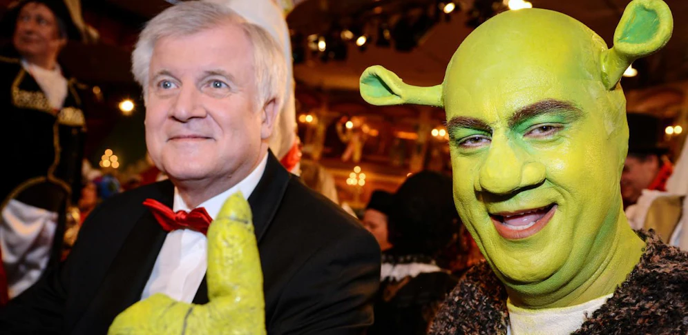Markus Söder (rechts) als "Shrek" neben Horst Seehofer (links)