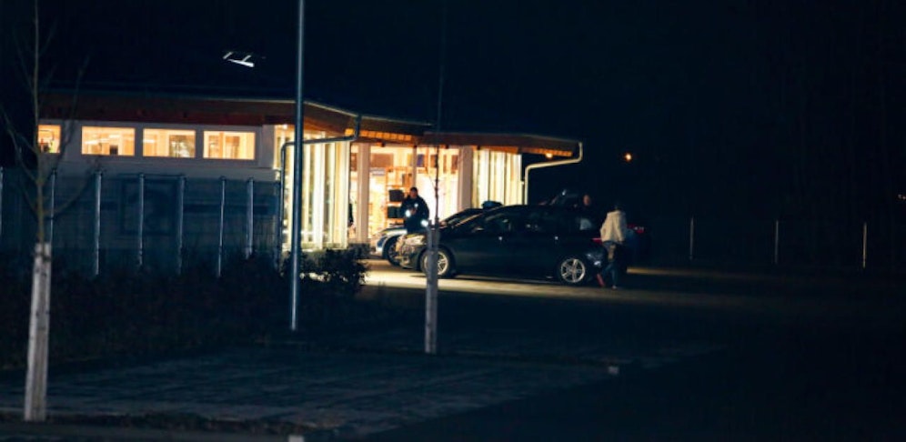 Ein bewaffneter Mann hat ein Pferdesport-Geschäft an der Grenze zu Schärding (OÖ) überfallen.