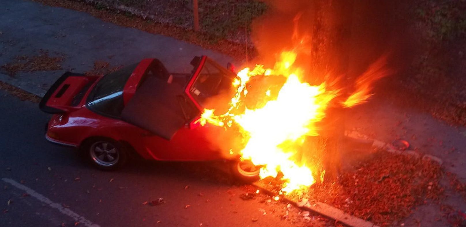 Der rote Sportwagen brannte nach dem Crash völlig aus.