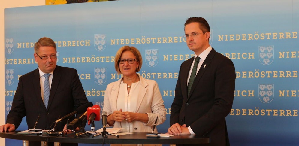 Bundesminister Andrä Rupprechter, Landeshauptfrau Johanna Mikl-Leitner und der Bürgermeister von Klosterneuburg Stefan Schmuckenschlager präsentieren den Umzugsplan. 