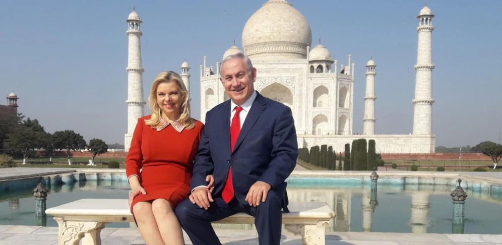 Premierminister Benjamin Netanjahu mit Ehefrau Sara vor dem Taj Mahal bei einem Staatsbesuch in Indien im Jänner